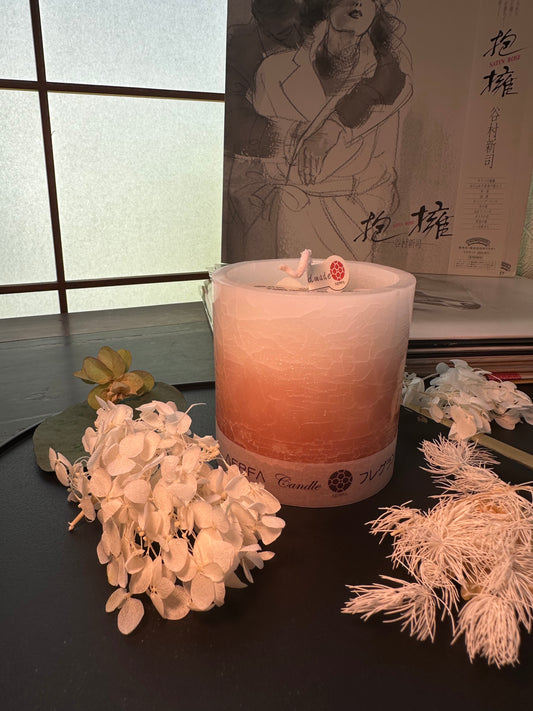 橙色杯形蜡烛