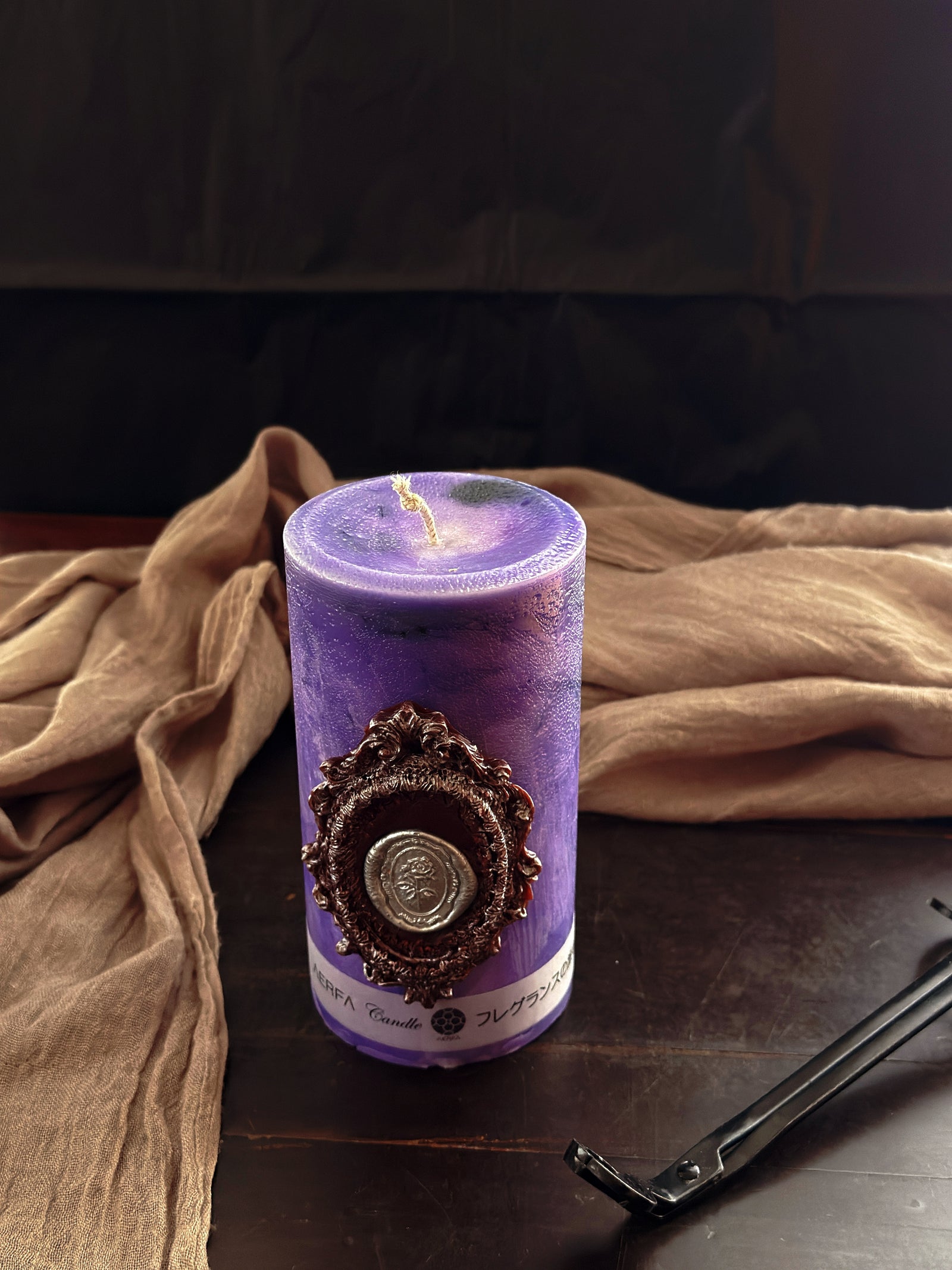 AERFA Artisan Relief-Design Scented Candle