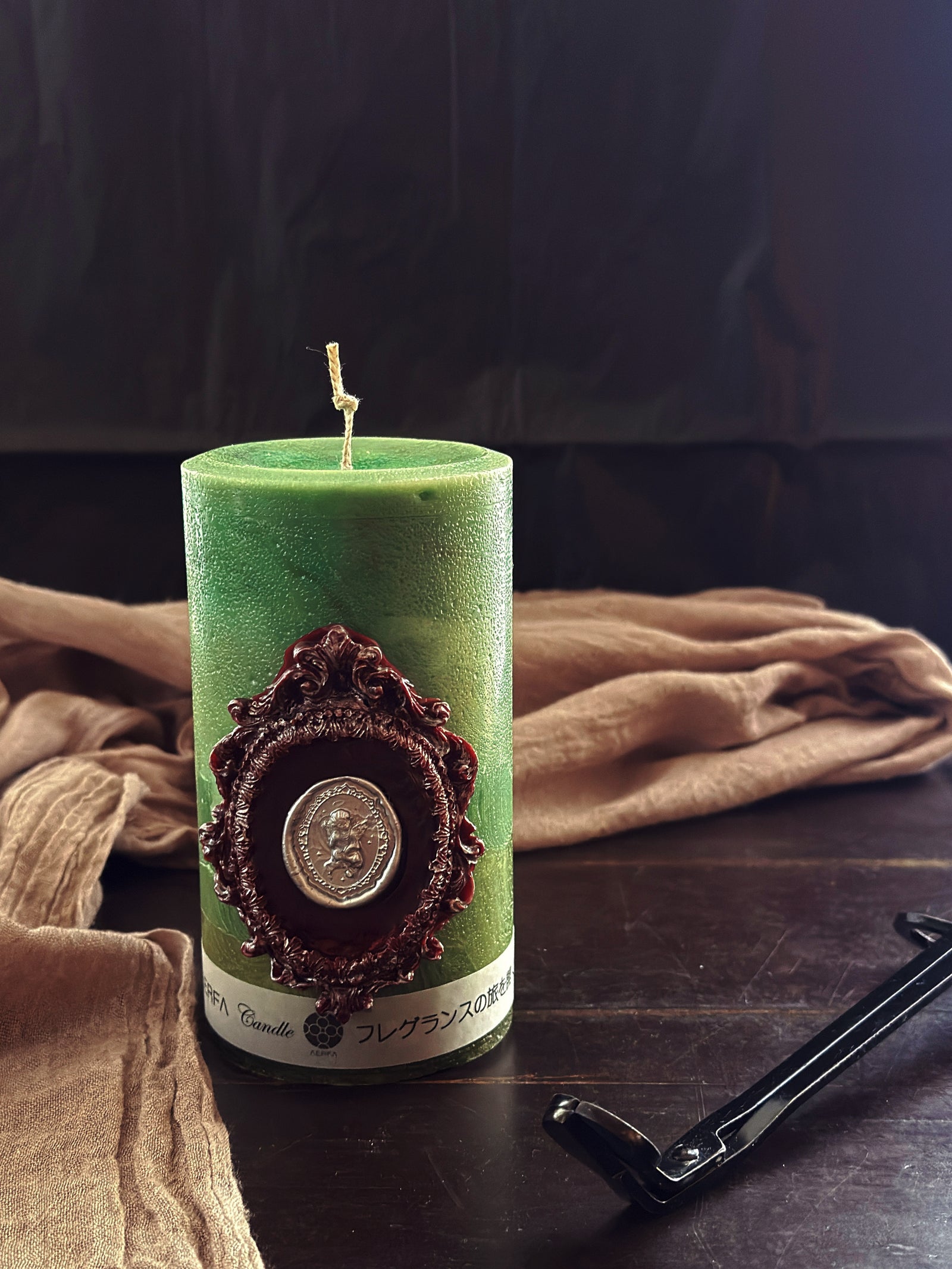 Artisan Relief-Design Scented Candle Forest Emblem