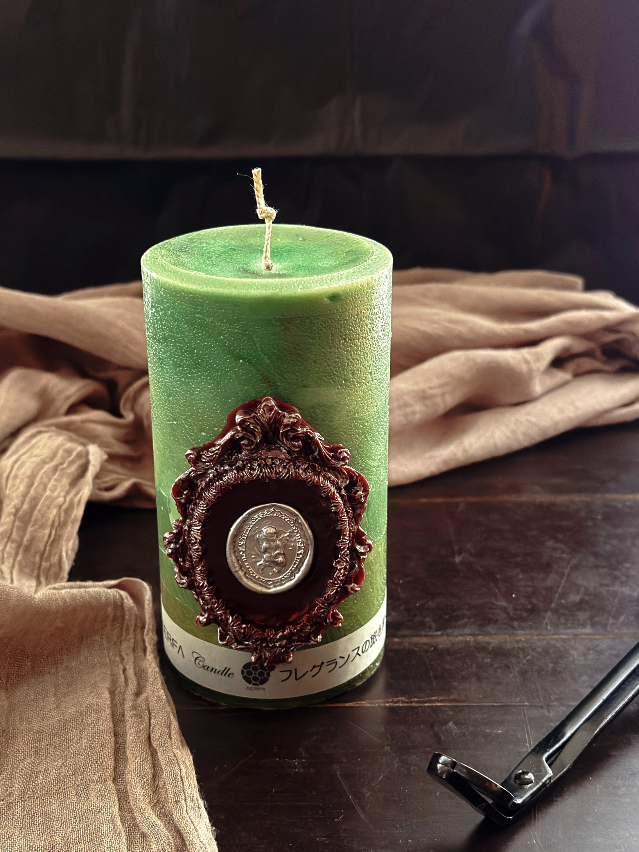 職人によるレリーフデザインの香り付きキャンドル フォレストエンブレム